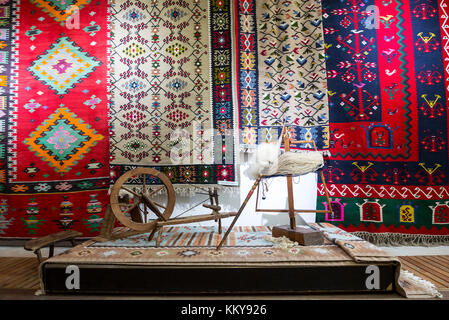 Weberei Ausrüstung für chiprovtsi Teppiche. Traditionelle bunte Teppiche aus Chiprovtsi Region in Bulgarien. hand-woven (handgefertigt) Teppiche mit unterschiedliche Stockfoto