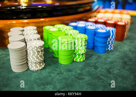 Bunte roulette Chips in ein Casino auf einem Spieltisch. viele Chips mit verschiedenen Nominierung und Farben. Stockfoto