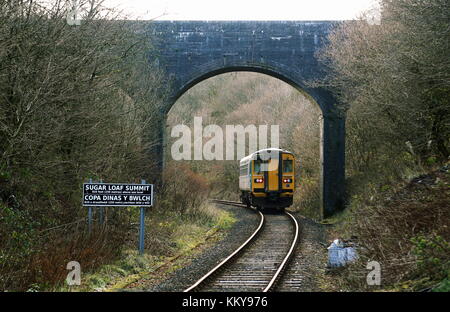 Das Arriva Trains Wales Service nach Swansea fährt vom Zuckerhut Bahnhof, der am weitesten entfernte Station im Herzen von Wales, durch. Stockfoto