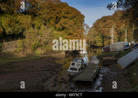 Old Mill Creek, nahe Dartmouth, fließt im Herbst in die Dart Mündung, South Devon. Stockfoto