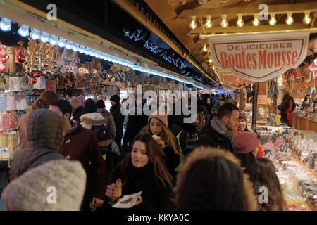 Straßburg, Frankreich - 26 NOVEMBER 2017: Menschen, die in der ältesten Weihnachtsmarkt weltweit im Zentrum von Straßburg Elsass Stockfoto