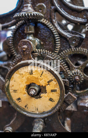 Alten Mechanismus der Turmuhr Zahnräder in die Uhr - Soft Focus Stockfoto