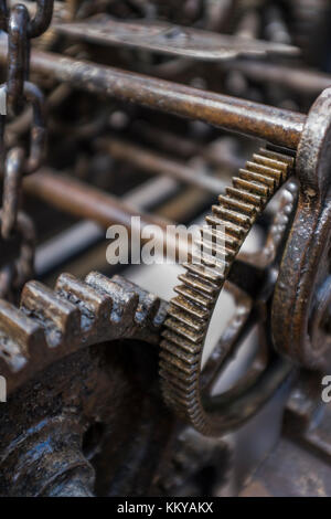 Alten Mechanismus der Turmuhr Zahnräder in die Uhr - Soft Focus Stockfoto