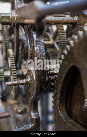 Alten Mechanismus der Turmuhr Zahnräder in die Uhr - Soft Focus Stockfoto