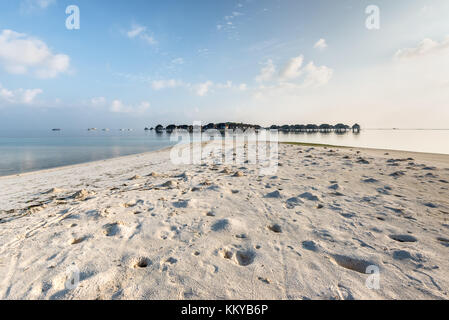 Malediven Wasser Bungalow am Meer Wasser Landschaft. Krebse, die Bohrungen am Strand Sand in den Vordergrund. Stockfoto