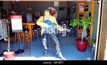 Williams, Arizona, USA, Juni 23,2013: Ein Elvis Statue an Twisters Soda Fountain in Williams, Arizona, auf der Route 66. Stockfoto