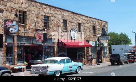 Williams, Arizona, USA, 23. Juni 2013: street scene mit einem antiken Auto vor souvenirshops in Williams, Arizona, auf der Route 66. Stockfoto