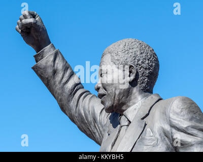 Statue von Nelson Mandela außerhalb Drakenstein Correctional Center (ehemals Victor Verster Gefängnis), von wo aus er im Jahre 1990 veröffentlicht wurde Stockfoto