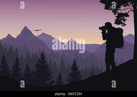 Ein tourist Fotografieren einer fliegenden Vogel in einer Berglandschaft mit Wald unter einem morgenhimmel mit Dawn und Wolken - Vektor Stock Vektor