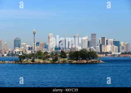 Sydney Central Business District, mit Shark Island im Vordergrund, vom Einsiedler Bay, Vaucluse, einem östlichen Vorort von Sydney, New South Wales, Australien Stockfoto