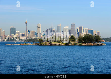 Sydney Central Business District, mit Shark Island im Vordergrund, vom Einsiedler Bay, Vaucluse, einem östlichen Vorort von Sydney, New South Wales, Australien Stockfoto