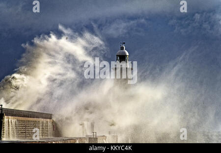 Tynemouth North Pier während der tobenden Sturm Stockfoto