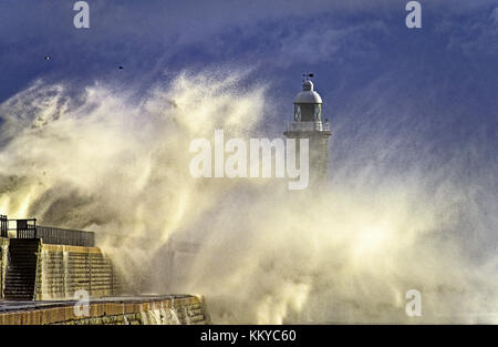 Tynemouth North Pier während der tobenden Sturm Stockfoto