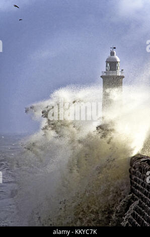 Tynemouth North Pier während der tobenden Sturm Stockfoto