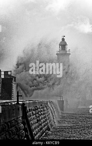 Tynemouth North Pier während der tobenden Sturm Stockfoto