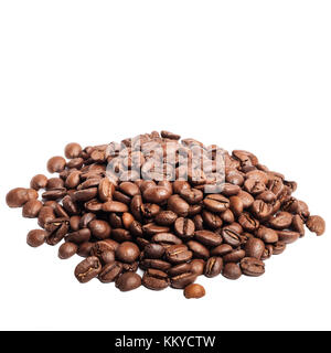 ein Haufen von gerösteten Kaffeebohnen auf weißem Hintergrund Stockfoto