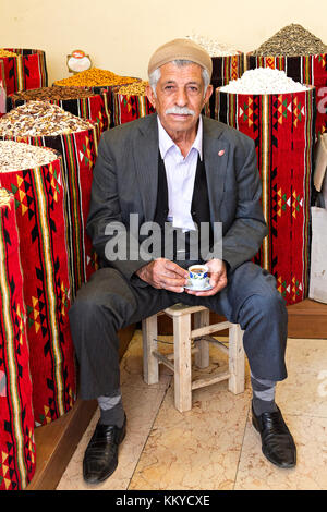 Älterer Einheimischer mit seinem Kaffee in der Hand, in Mardin, Türkei. Stockfoto