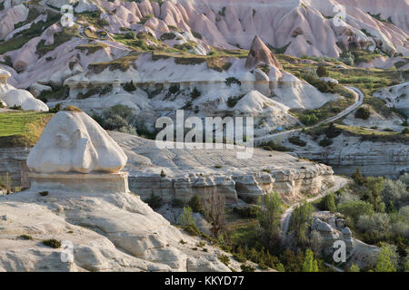 Vulkanische Landschaft mit Tuffstein Felsformationen, in Kappadokien, Türkei. Stockfoto