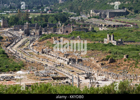 Luftaufnahme über den römischen Ruinen von Perge, Antalya, Türkei. Stockfoto