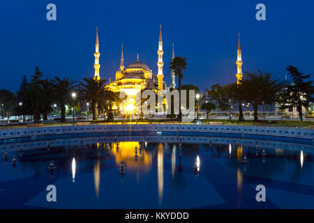 Die Blaue Moschee in Istanbul, Türkei in der Dämmerung. Stockfoto