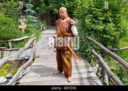 Kirgisischer Mann in traditionellen Kriegerkostümen in Bischkek, Kirgisistan. Stockfoto