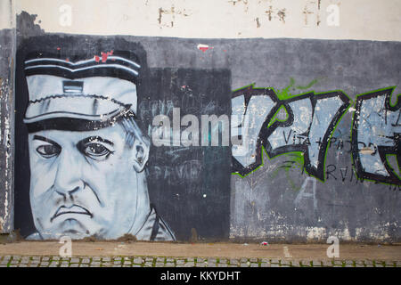 Graffiti von bosnisch-serbischen Kriegsverbrecher Ratko Mladic auf einer Wand in Neu Belgrad, Belgrad, Serbien Stockfoto