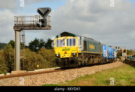 Freightliner Lokomotive Nr. 66957, die einen Railhead-Behandlungszug nach Westen durch Dawlish Warren schleppt, 3.. Oktober 2017. Stockfoto