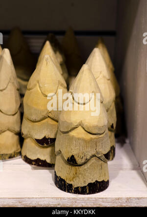 Hand geschnitzten Weihnachtsbäume mit einigen Rinde auf Einstellung im Holzkasten links Stockfoto