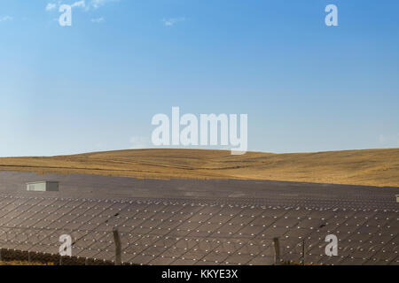 Kunst der Landschaft mit Solarzellen auf der Hill Energie Energie für die Zukunft Stockfoto