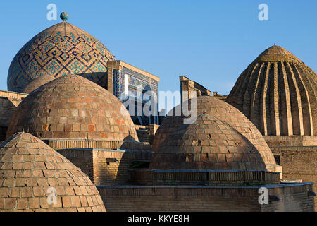 Kuppeln der Mausoleen in der historischen heiligen Friedhof von shahi Wonders in Samarkand, Usbekistan. Stockfoto