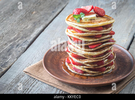 Stapel Pfannkuchen mit frischen Erdbeeren auf der Platte Stockfoto