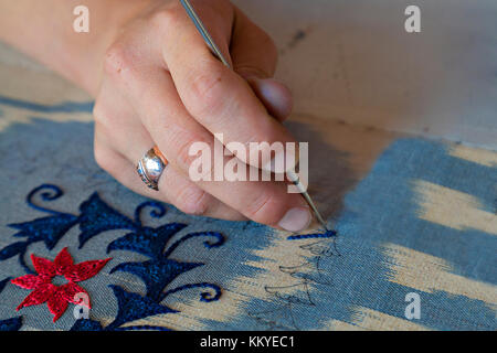 Frau, die Stickerei, in Margilan, Usbekistan. Stockfoto