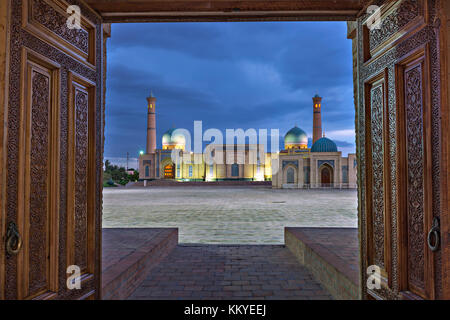 Blick über die Khast Imam Moschee durch hölzerne Türen, Taschkent, Usbekistan. Stockfoto