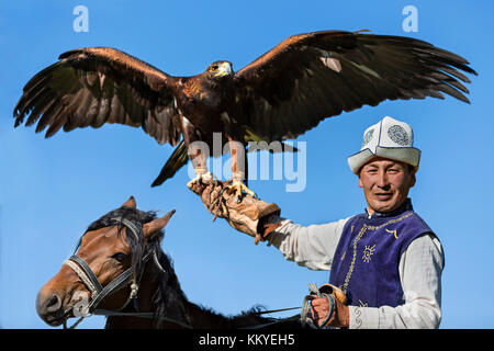 Golden Eagle Trainer sein Adler während Eagle hunter spiele in issuk Kul See, Kirgisistan. Stockfoto