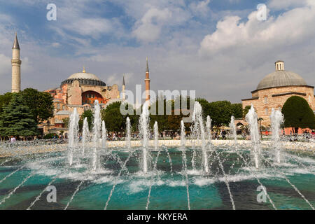 Die Hagia Sophia und die Brunnen in Sultanahmet Park, Istanbul, Türkei Stockfoto