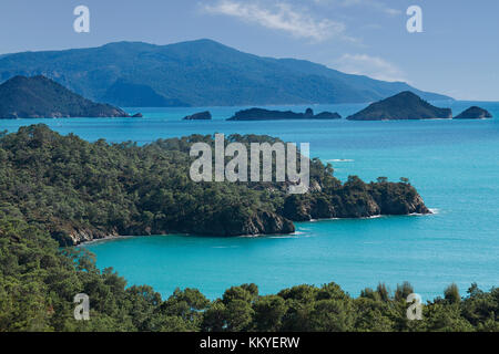 Türkische Küste mit Türkis Farbe Wasser der Ägäis. Stockfoto