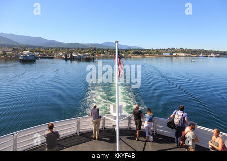 Abfahrt der Fähre Port Townsend mit olympischen Berge im Hintergrund nach Victoria auf Vancouver Island, Washington, USA Stockfoto