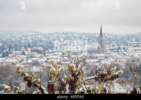 Blick vom Schlossberg in Graz zu Herz - Jesu - Kirche mit Schnee im Winter Stockfoto