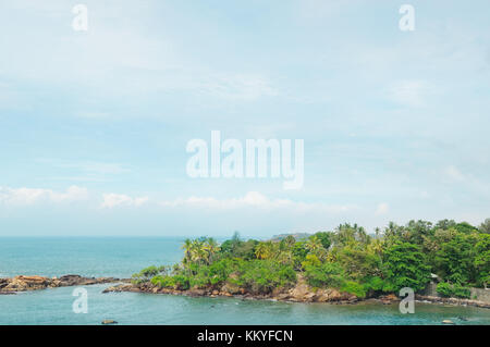 Halbinsel mit tropischen Palmen- und Wasserwelt Stockfoto