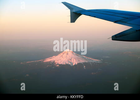 Luftaufnahme von Schnee am Gipfel Gipfel des Mount Hood im Oktober aus dem Fenster eines Flugzeuges im Flug aus Portland, Oregon, KATHY DEWITT Stockfoto