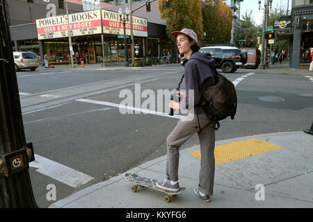 Jugendlicher Schüler fotografieren mit seiner Kamera auf Burnside Street in der Nähe von Powells Book Store in Portland, Oregon, USA KATHY DEWITT Stockfoto