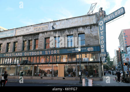 Portland Outdoor Store Gebäude und äußeres Zeichen in der Innenstadt auf SW 3rd Avenue Portland Oregon USA KATHY DEWITT Stockfoto