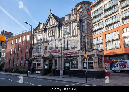 London City - Dezember 26, 2016: alte Eckgebäude im alten Stil mit werkstein und Fachwerk Dekorationen Stockfoto