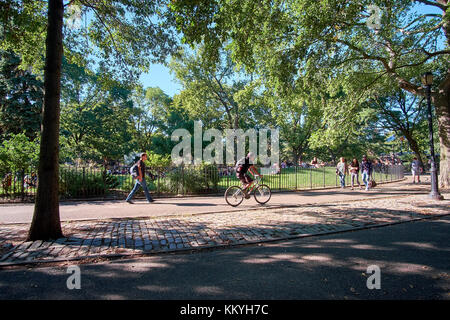 NEW YORK CITY - 24. SEPTEMBER 2016: Menschen wandern und radeln im Tompkins Square Park in East Village an einem warmen Oktobertag Stockfoto