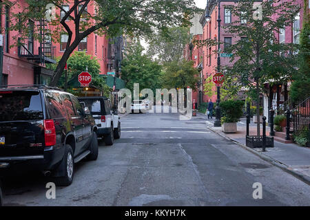 New York City - 25. September 2016: Kreuz zwischen West 4th Street und Charles Street in Greenwich Village in Manhattan Stockfoto