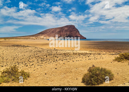 Menschenleeren Strand Playa de la Tejita mit roter Berg Montana Roja, Teneriffa, Spanien Stockfoto