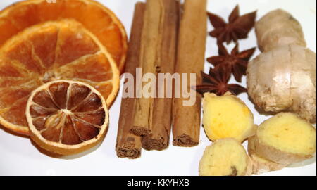 Gesunde Inhaltsstoffe für Getränke und Mahlzeiten äpfel Zimt orange Anis Ingwer Stockfoto