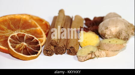 Gesunde Inhaltsstoffe für Getränke und Mahlzeiten äpfel Zimt orange Anis Ingwer Stockfoto