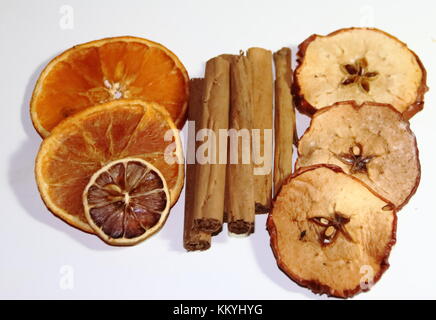 Gesunde Inhaltsstoffe für Getränke und Mahlzeiten äpfel Zimt orange Anis Ingwer Stockfoto
