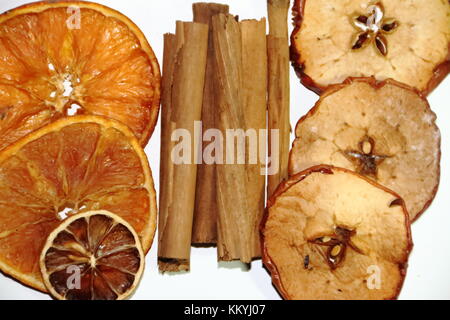 Gesunde Inhaltsstoffe für Getränke und Mahlzeiten äpfel Zimt orange Anis Ingwer Stockfoto
